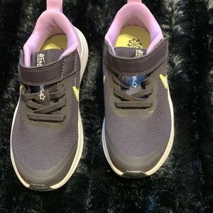 Girls Nike sneakers size 11. Back and purple. Velcro. Never worn